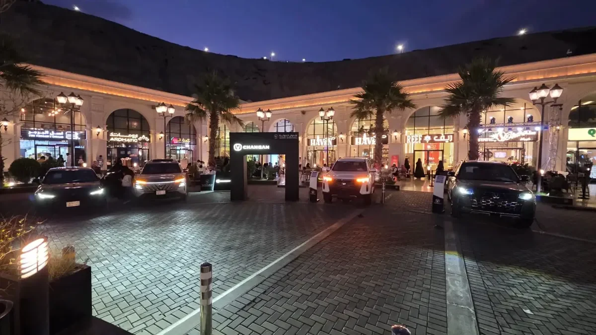 سيارات شانجان مصطفة لتجربة القيادة أمام مجمع تجاري ليلًا في فعالية الباحة 2026 التي نظمتها زونكس